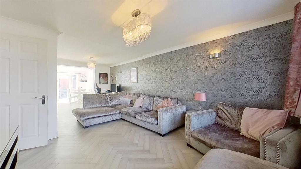 Chestnut Drive, Broadstairs 4 bed semidetached house £385,000