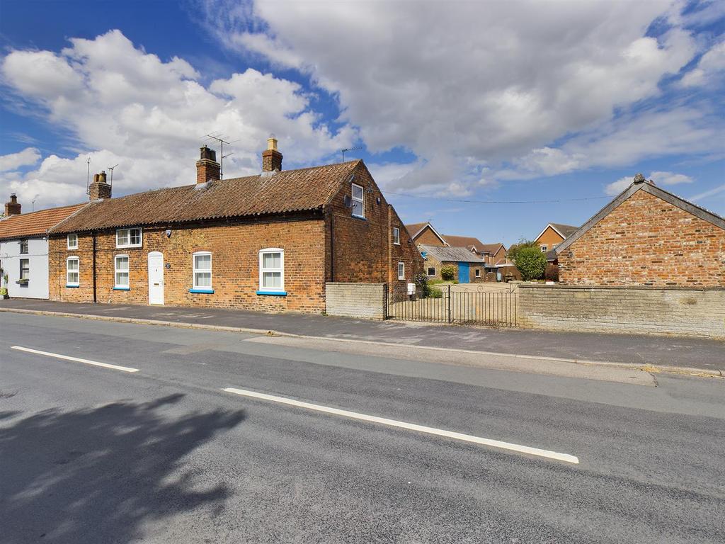 Joiners House, Joiners Shop Row, Long Riston, Hull 4 bed semidetached