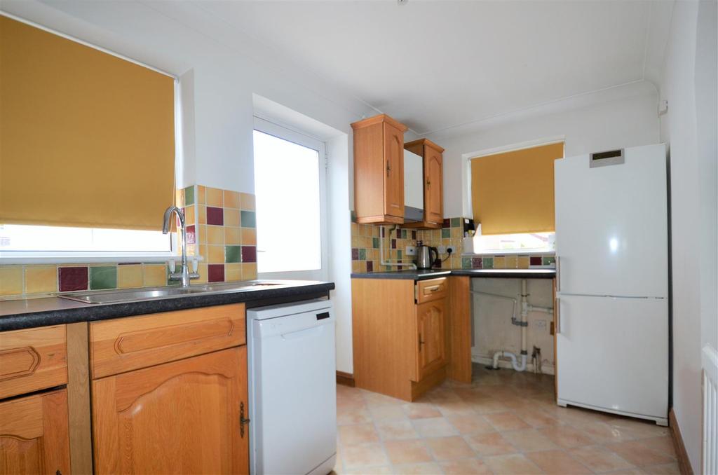 Glenham Road, Thame, OX9 4 bed detached house £1,900 pcm (£438 pw)