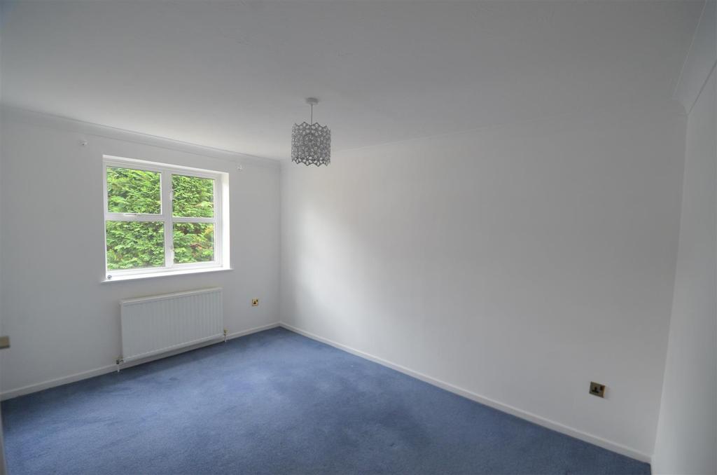Glenham Road, Thame, OX9 4 bed detached house £1,900 pcm (£438 pw)
