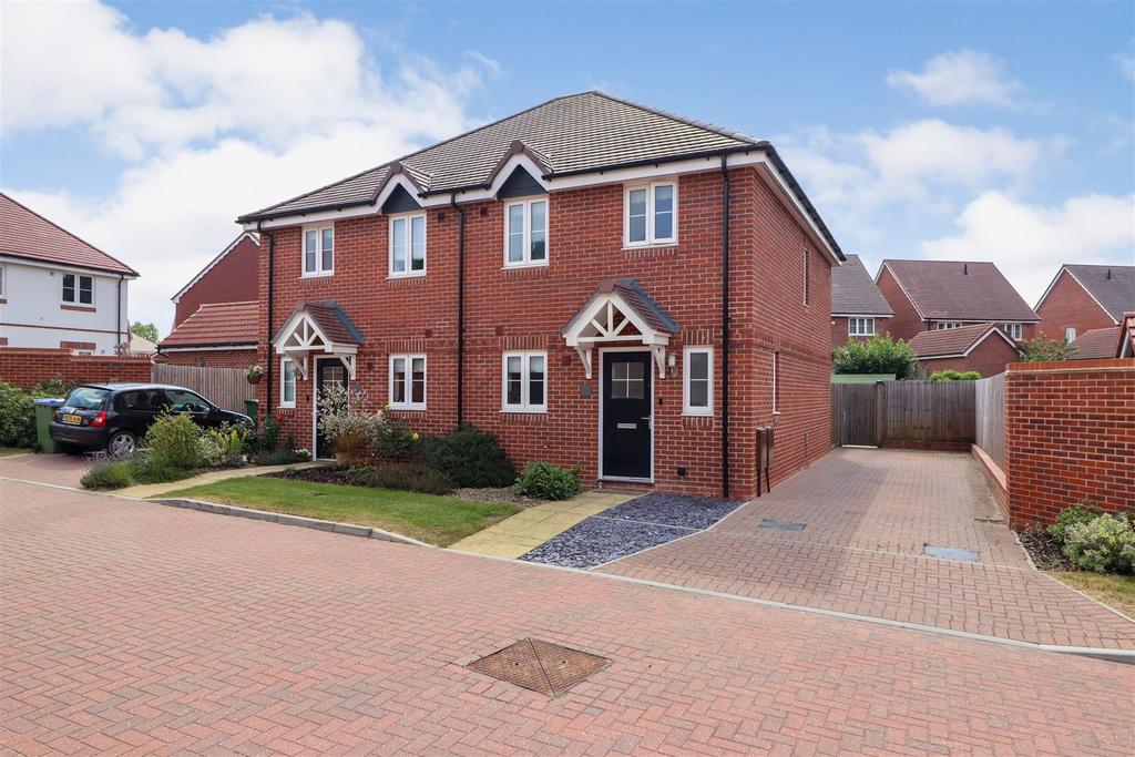 Hayler Gardens, Southwater, Horsham 2 bed semidetached house for sale