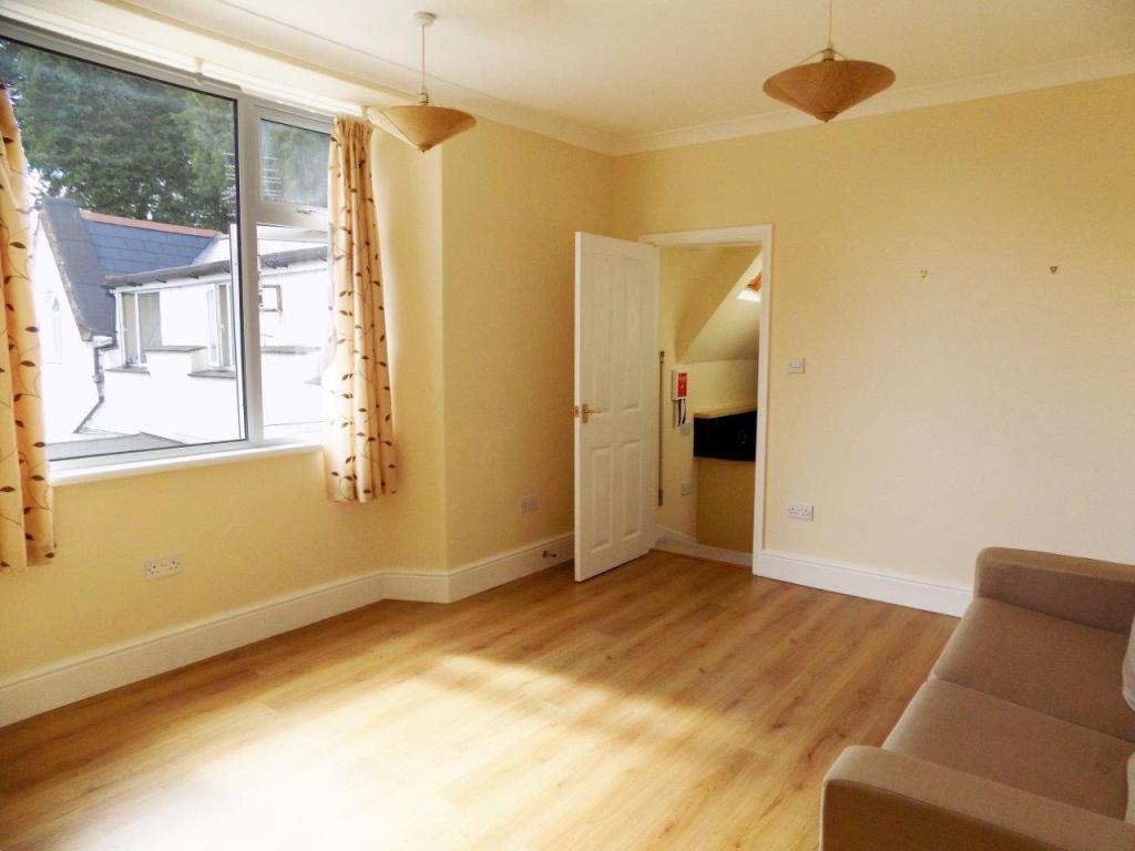 Firswood, Oak Hill Road, Torquay 1 bed flat £695 pcm (£160 pw)