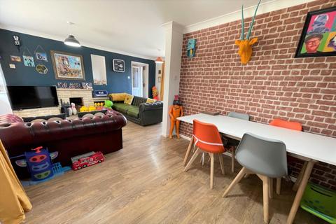 5 Cherry Grove, Ferndown, BH22 9EZ