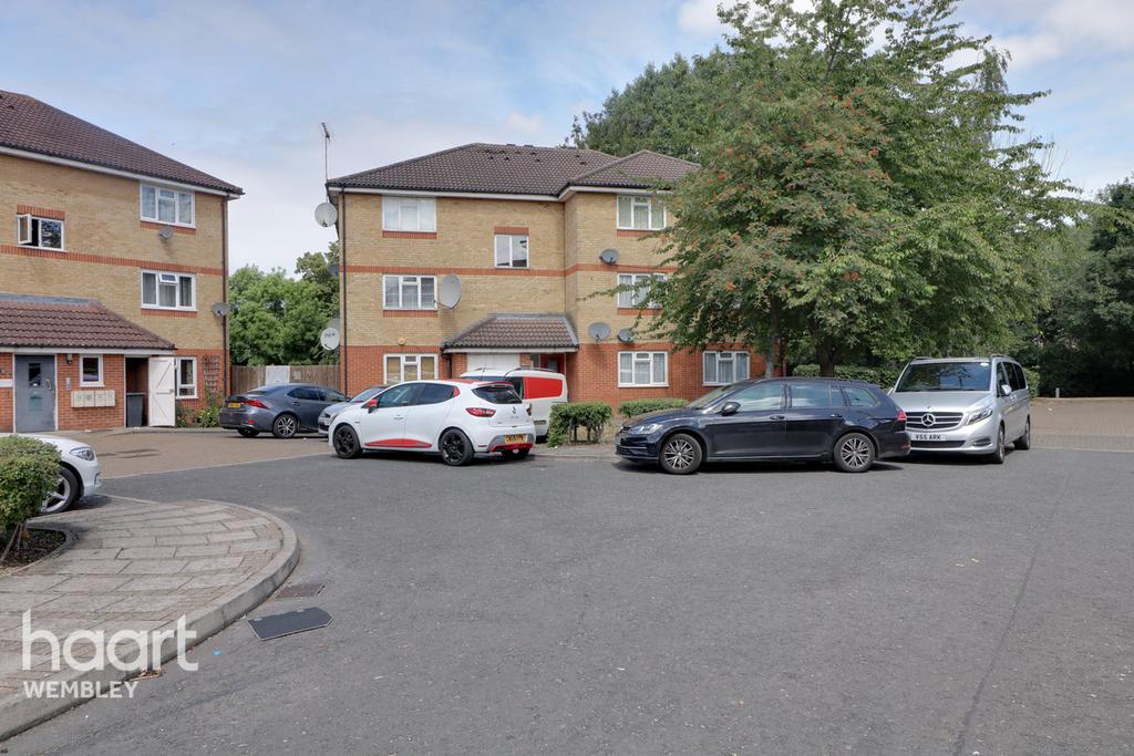Cambridge Close, London 1 bed block of apartments £250,000