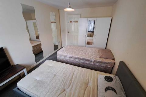 2 bedroom apartment to rent, Symphony Close, Edgware, HA8
