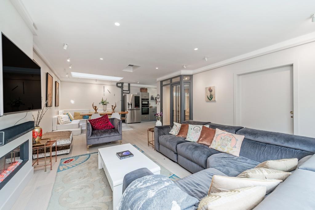 Queens Mews Bayswater W2 4 bed mews £10,500 pcm (£2,423 pw)