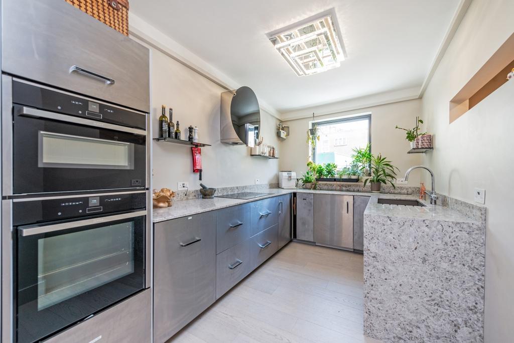 Queens Mews Bayswater W2 4 bed mews £10,500 pcm (£2,423 pw)