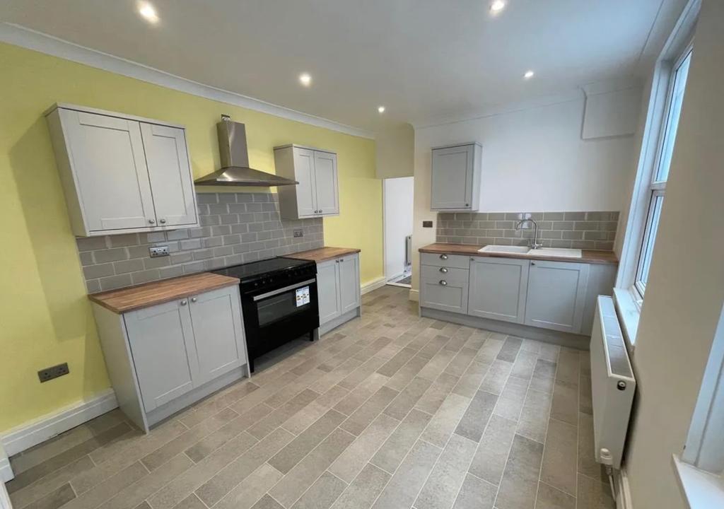 Cecil Street, Manselton, Swansea 4 bed terraced house £185,000