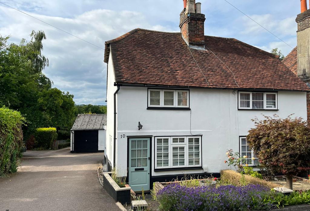 Godstone Road, Oxted, RH8 2 bed cottage £1,350 pcm (£312 pw)