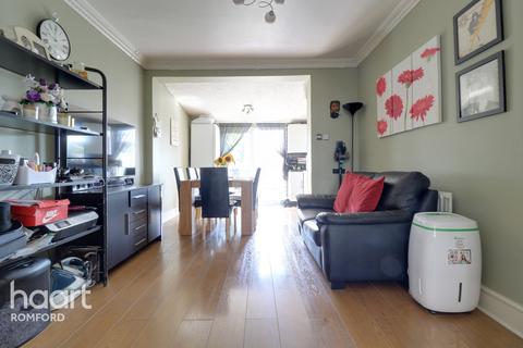 27 Strood Avenue, Romford, RM7 0UX