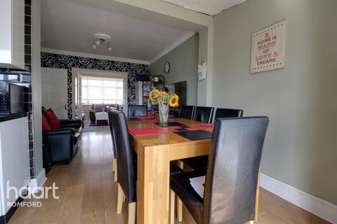 27 Strood Avenue, Romford, RM7 0UX