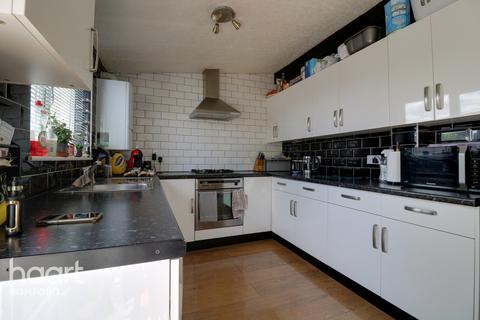 27 Strood Avenue, Romford, RM7 0UX
