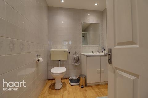 27 Strood Avenue, Romford, RM7 0UX