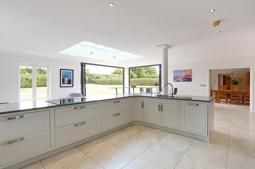 Newton Hall Chase, Dunmow, Essex, CM6 5 bed detached house for sale £