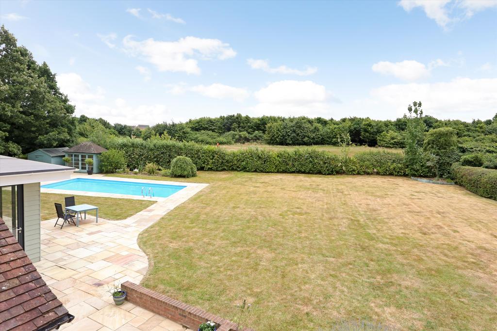 Newton Hall Chase, Dunmow, Essex, CM6 5 bed detached house for sale £