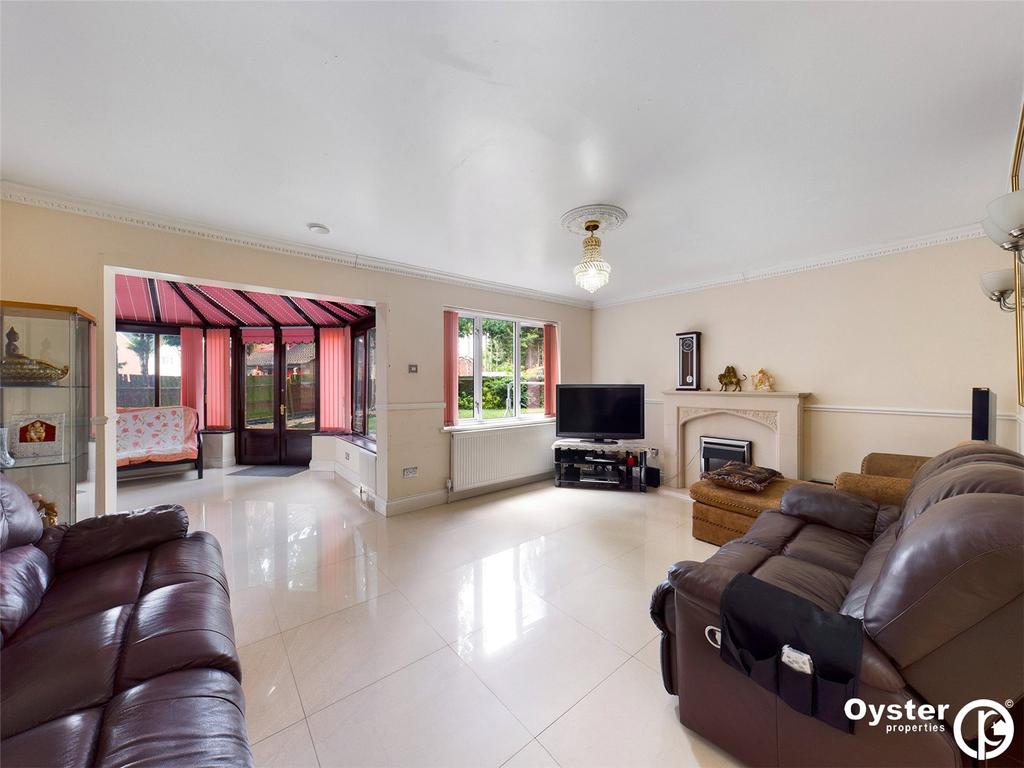 Grange Avenue, Luton, Bedfordshire, LU4 5 bed detached house £650,000