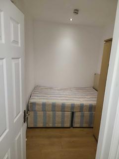 Studio to rent, Boston Road, Hanwell