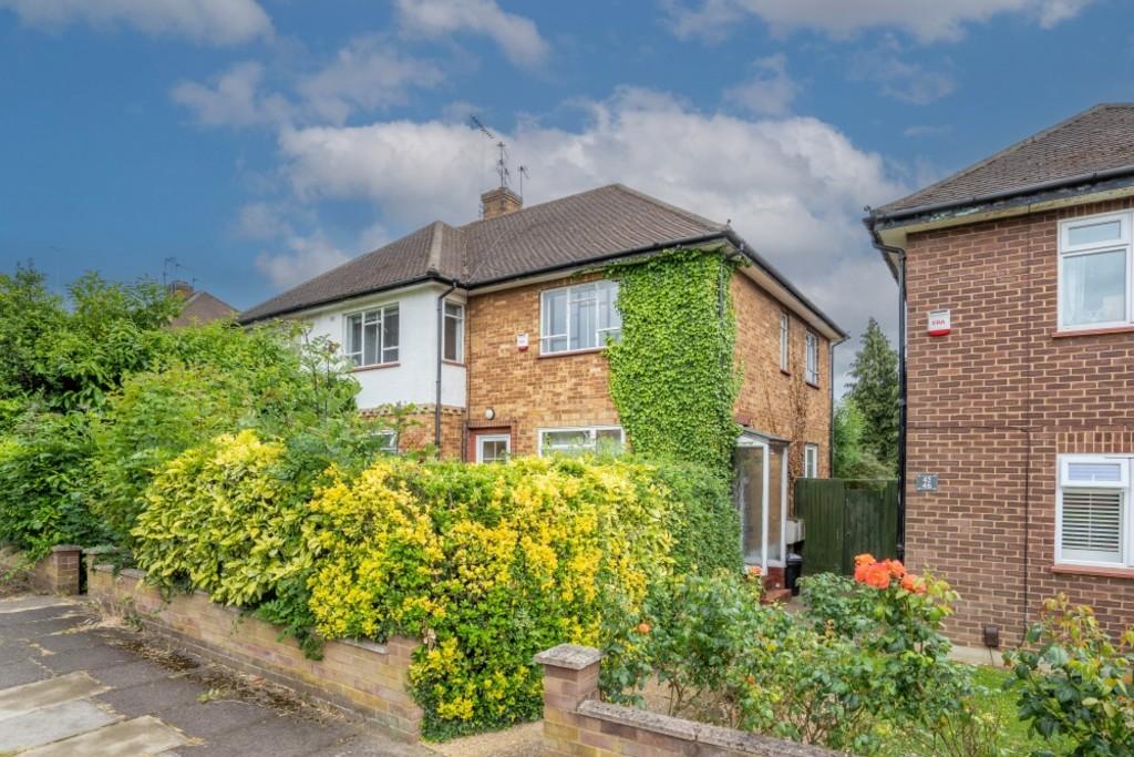 Chamberlain Way, Pinner 2 bed £380,000