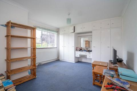 48 Chamberlain Way, Pinner, HA5 2AU