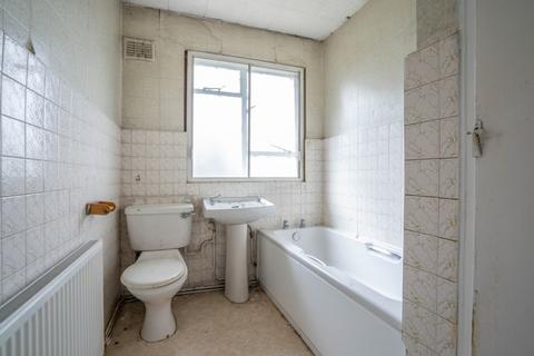 48 Chamberlain Way, Pinner, HA5 2AU