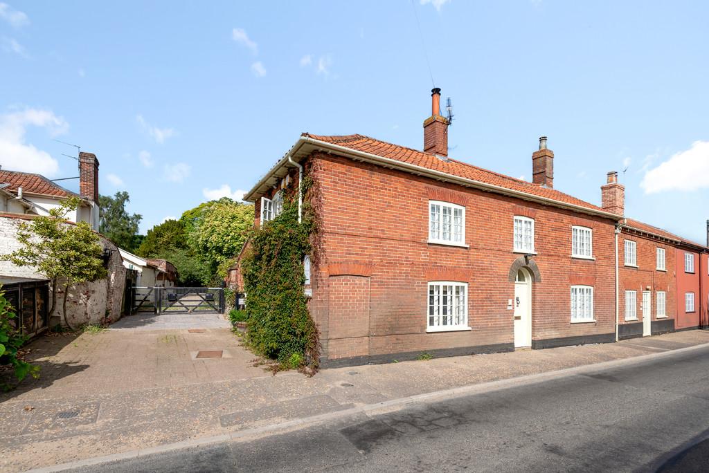 Dereham Road, Hingham, NR9 9 bed semidetached house £875,000