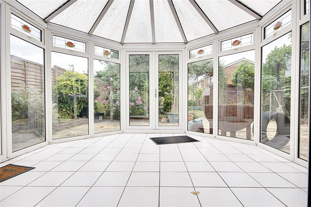 Westmeade Close Rosedale, Cheshunt... 4 bed detached house £1,950 pcm