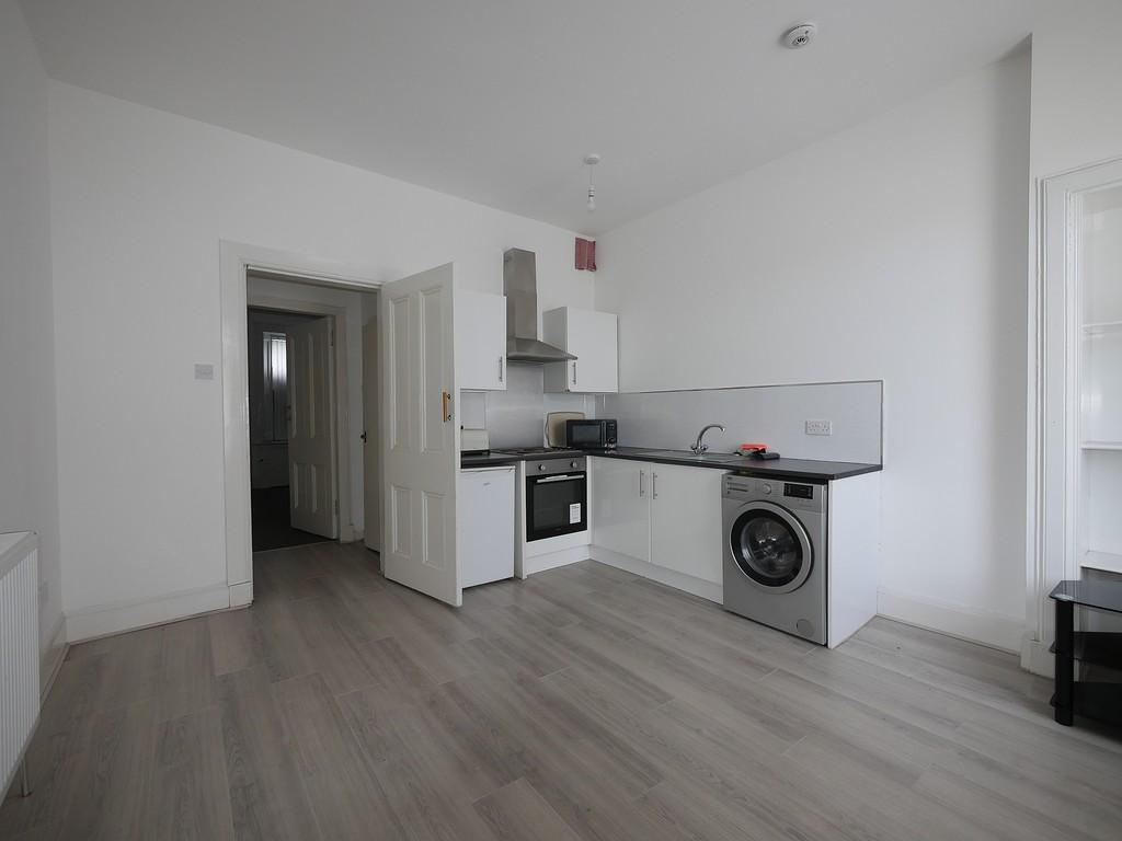Eastside, Kirkintilloch, Glasgow 1 bed flat £495 pcm (£114 pw)
