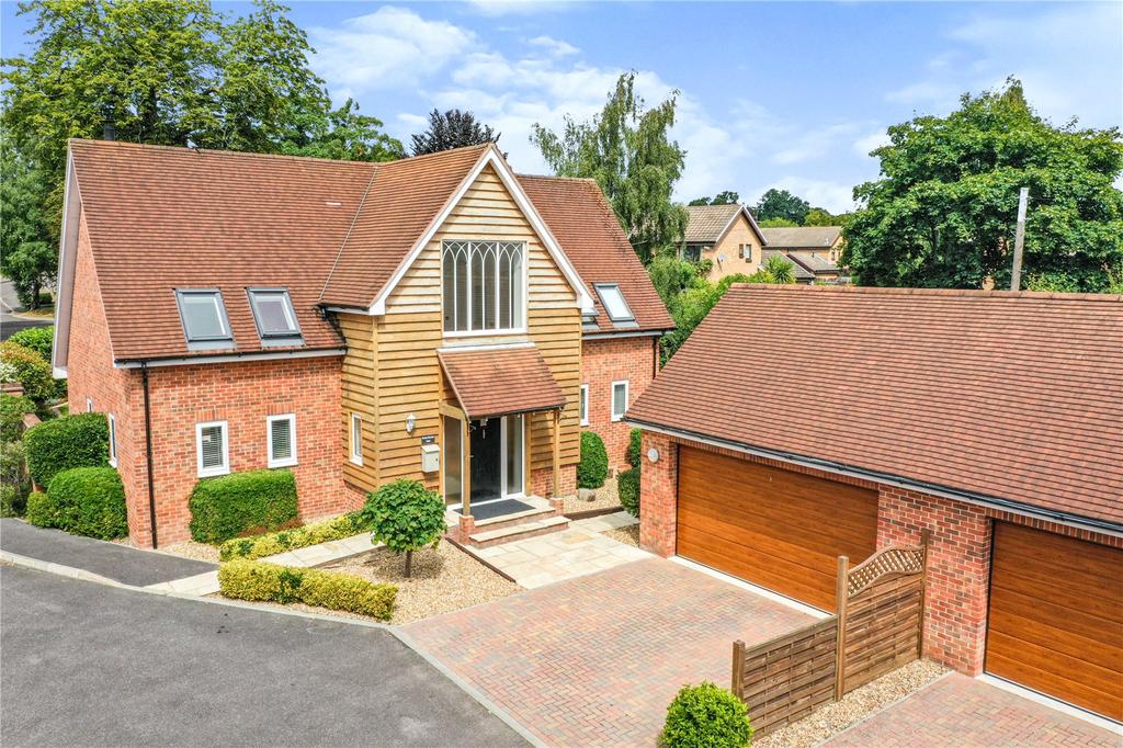 Low Lane, Calcot, Reading, Berkshire, RG31 4 bed detached house for