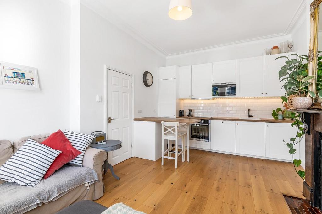 Veronica Road, Balham 2 bed flat £550,000