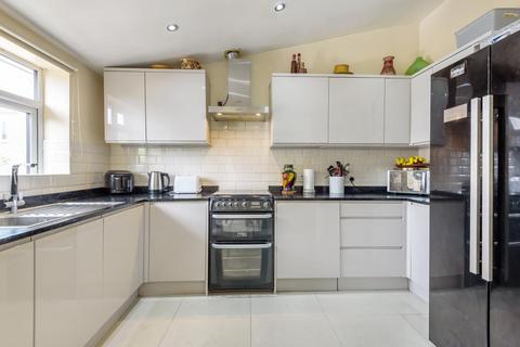 48 Kingham Close, London, SW18 3BX