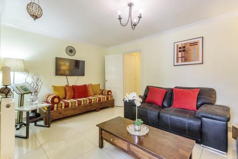 48 Kingham Close, London, SW18 3BX