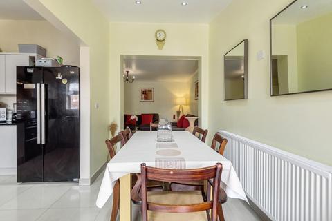 48 Kingham Close, London, SW18 3BX