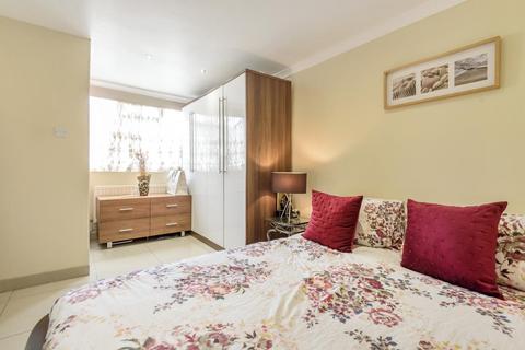 48 Kingham Close, London, SW18 3BX