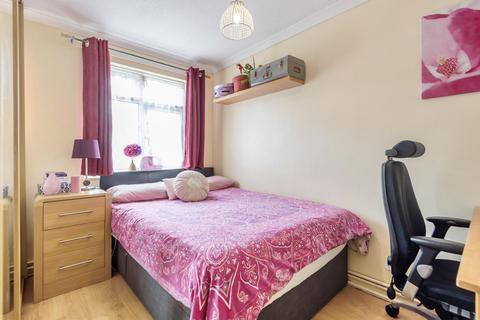 48 Kingham Close, London, SW18 3BX