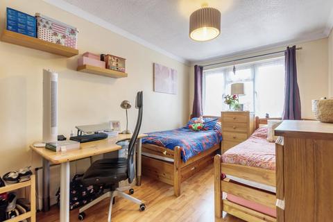 48 Kingham Close, London, SW18 3BX