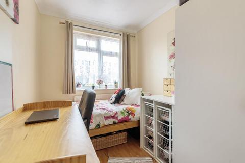 48 Kingham Close, London, SW18 3BX