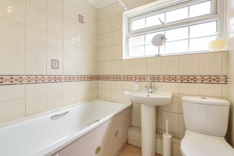 48 Kingham Close, London, SW18 3BX