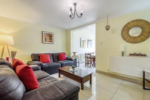 48 Kingham Close, London, SW18 3BX