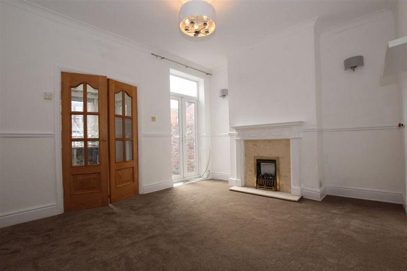 Hollinwood Avenue, Moston M40 3RR 2 bed terraced house £870 pcm (£201 pw)