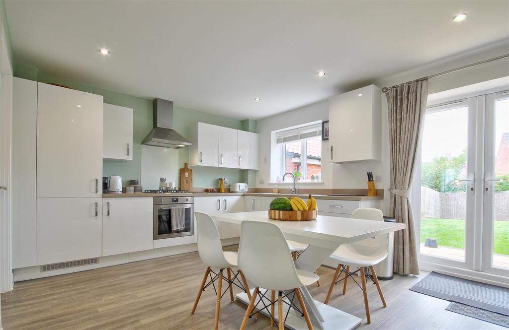 005 kitchen.jpg