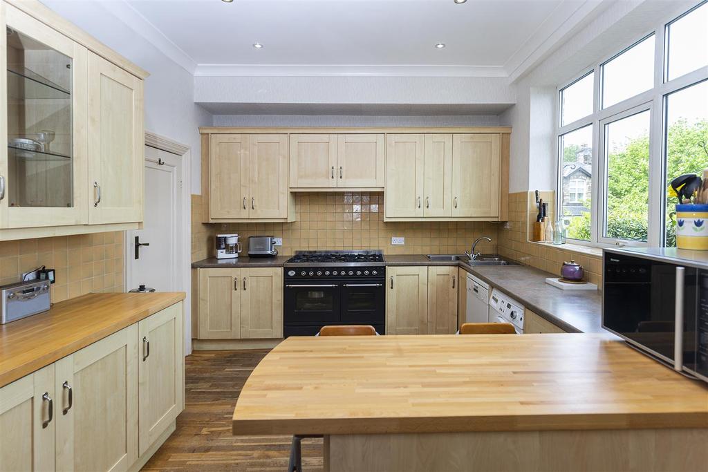 HILDON. Northfield Road, Dewsbury... 5 bed detached house £450,000