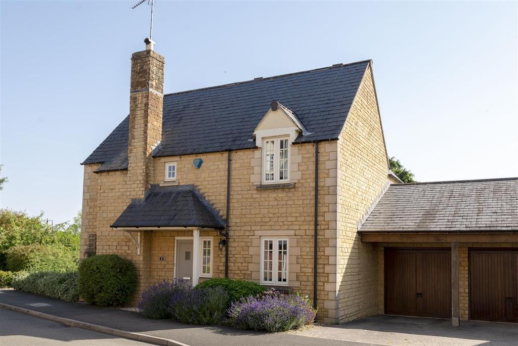 Blenheim Way, MoretonInMarsh, Gloucestershire 4 bed link detached