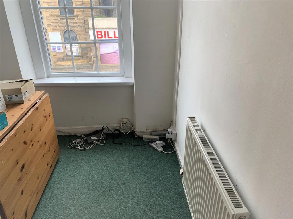 Bradford Road, Dewsbury, West Yorkshire Property £300 pcm (£69 pw)