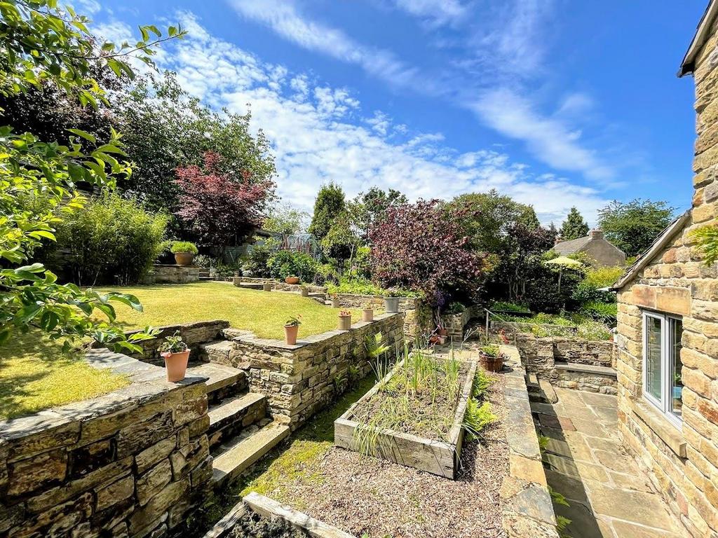 Darton Road, Cawthorne, Barnsley, South Yorkshire 3 bed detached house