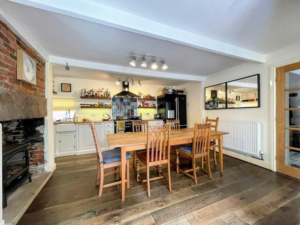 Darton Road, Cawthorne, Barnsley, South Yorkshire 3 bed detached house