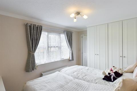 2 bedroom park home for sale - Midway Avenue, Penton Park, Chertsey, Surrey, KT16