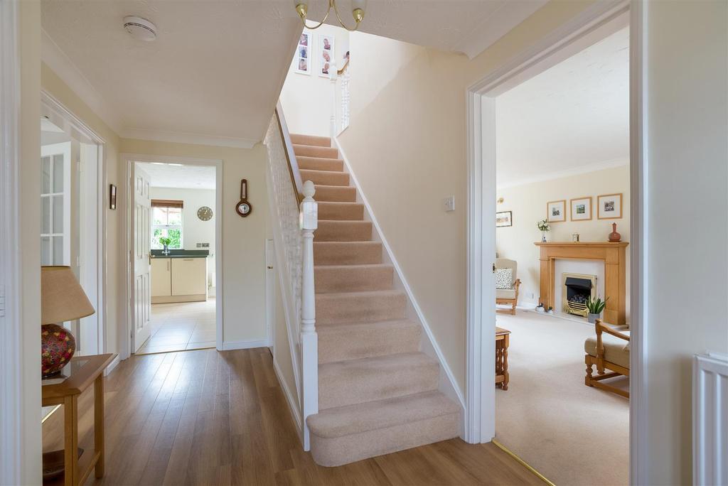 Hawthorn Way, ShipstonOnStour 4 bed detached house £475,000