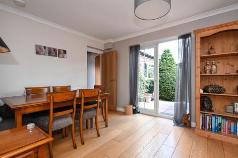 26 Ivydene, West Molesey, KT8 2HG