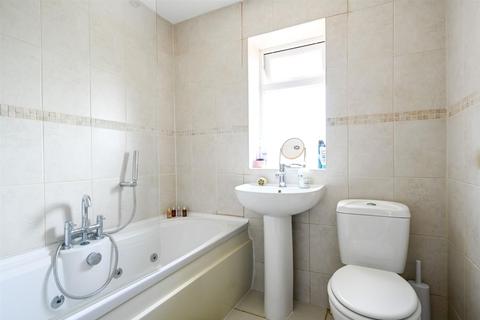 26 Ivydene, West Molesey, KT8 2HG