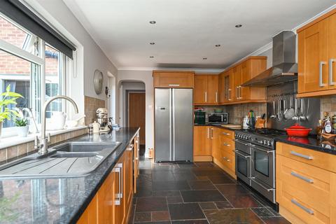 26 Ivydene, West Molesey, KT8 2HG